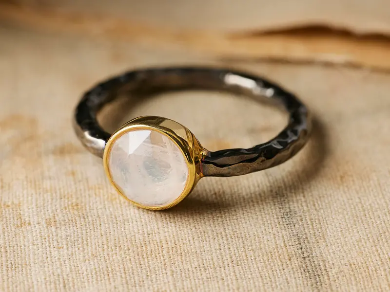 Arne Moonstone Ring – Ethereal Blue-Grey Gemstone Band
