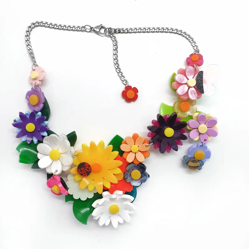 Floral Décolleté Pendant Necklace – Oversized Bloom Design
