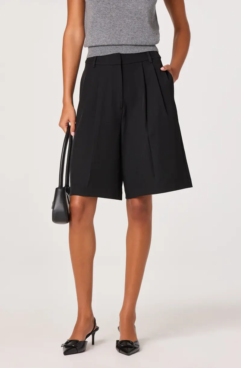 Pleat-Front Tailored Bermuda Shorts – Polished Mid-Length Cut