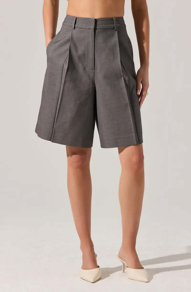 Quillie Pleated Bermuda Shorts – Refined Mid-Length Style