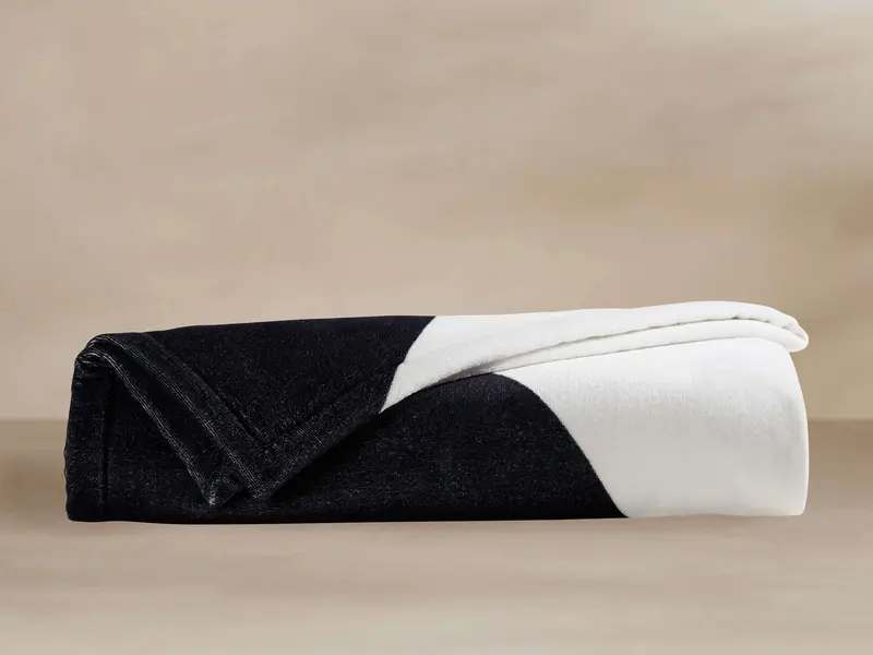 Serna Beach Towel in Meteorite Gray – Soft Cotton Blend