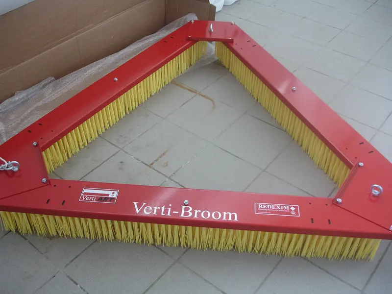 Synthetic Turf Brushing Tool – Professional Maintenance Equipment for Artificial Grass Cleaning and Grooming